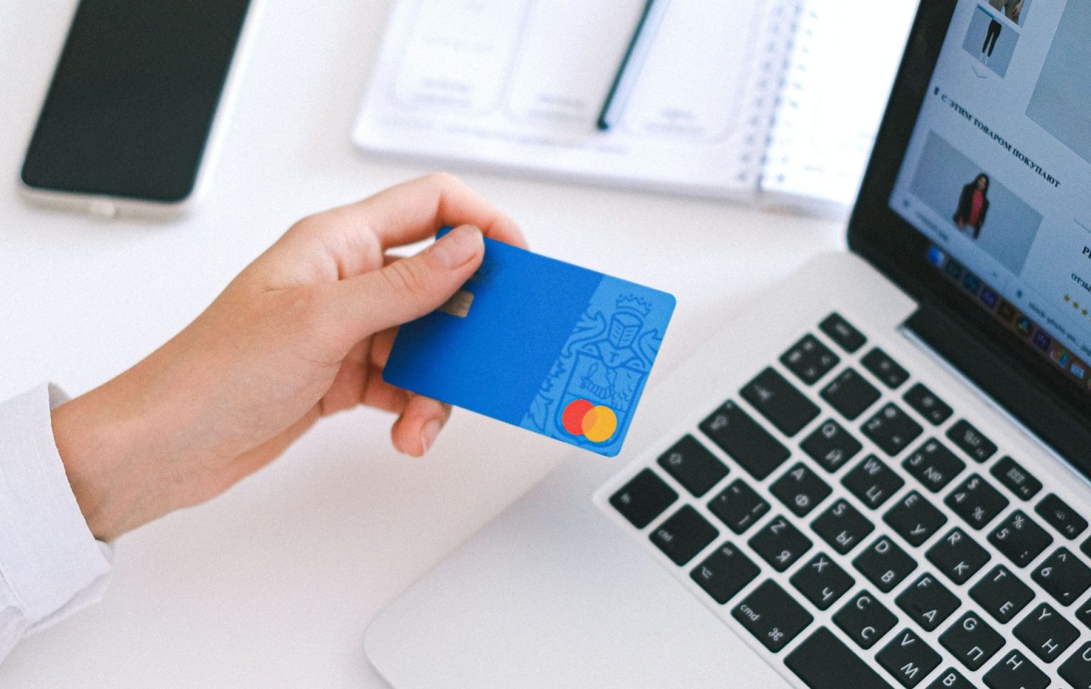 Debit Cards vs. Traditional Banking for Expats: Which Offers Better Money Transfer Options?