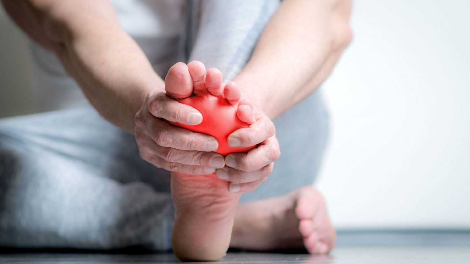 4 Ways to Cure Foot Pain Caused By Improper Footwear
